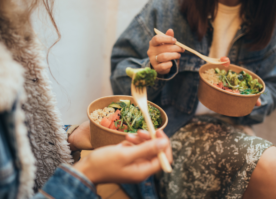 osoby jędzące jedzenie z pojemników na wynos